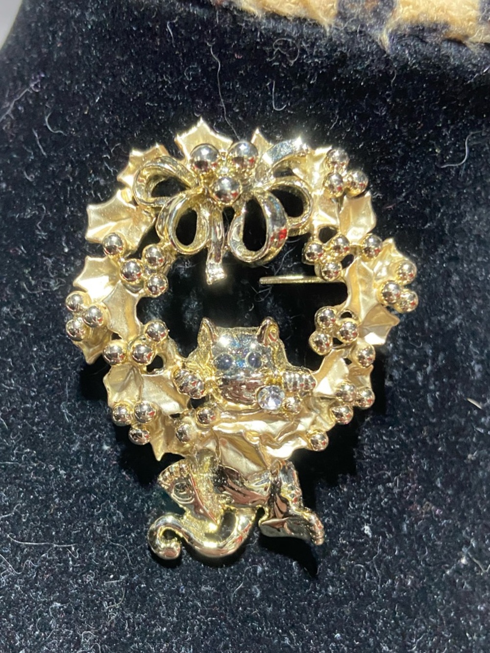 Rare Vintage AJC Gold Tone Cat Wreath Brooch - Women's Jewelry